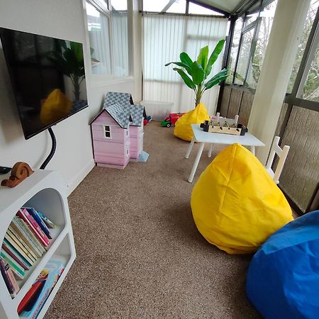 Retro 4 Bedroom Home, Warm And Welcoming, Quiet Location Porirua Zewnętrze zdjęcie