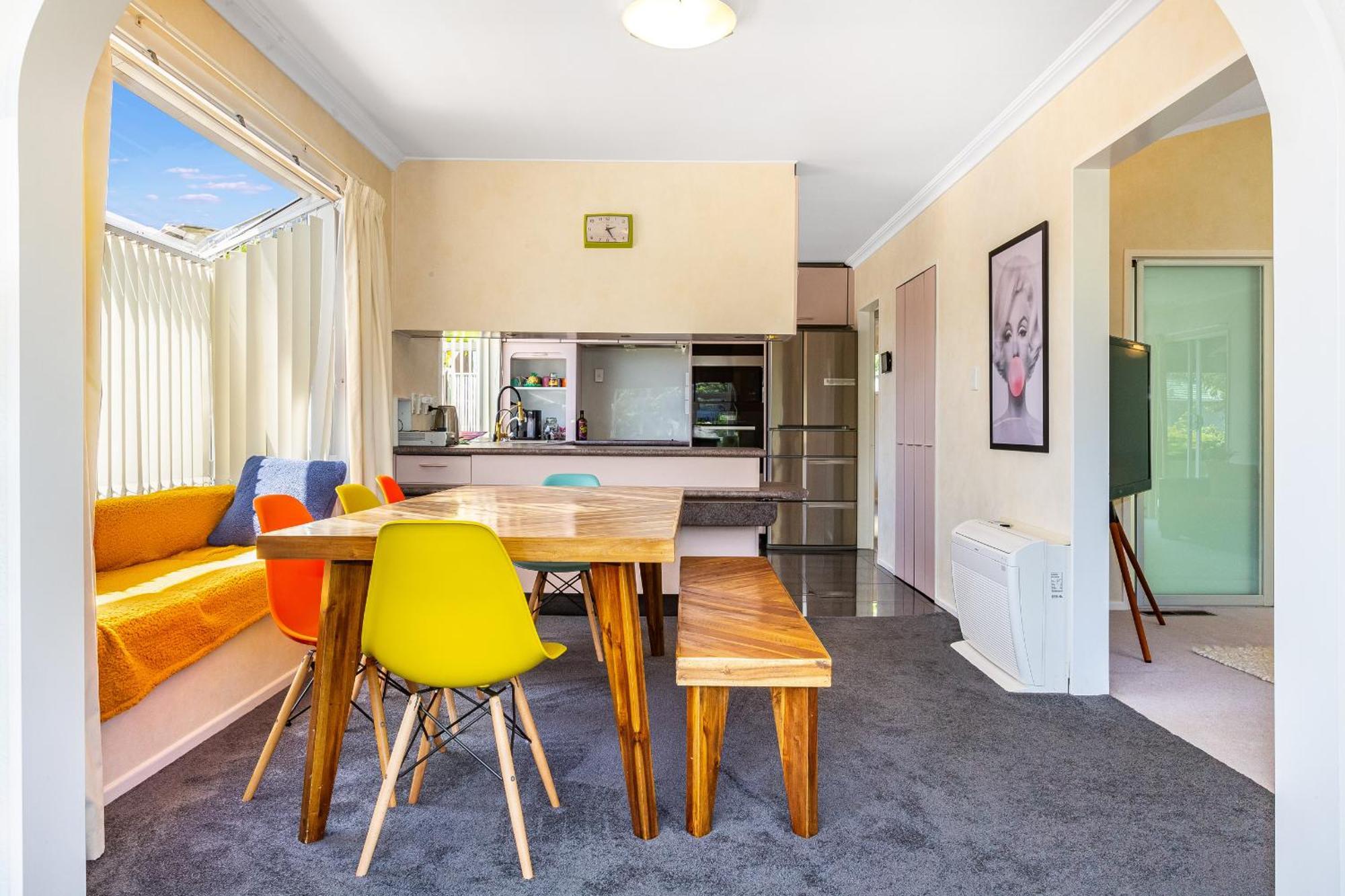 Retro 4 Bedroom Home, Warm And Welcoming, Quiet Location Porirua Zewnętrze zdjęcie