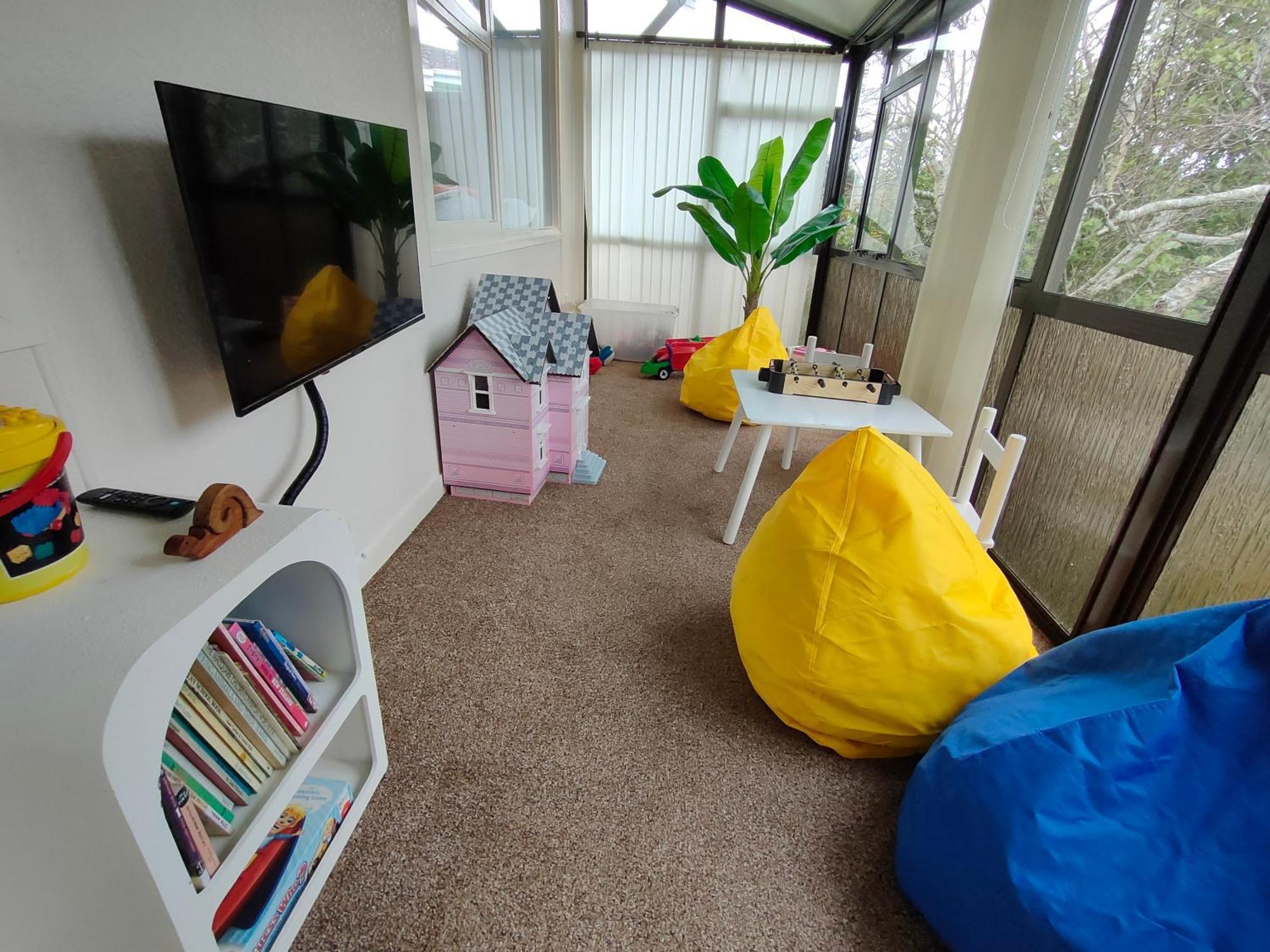Retro 4 Bedroom Home, Warm And Welcoming, Quiet Location Porirua Zewnętrze zdjęcie
