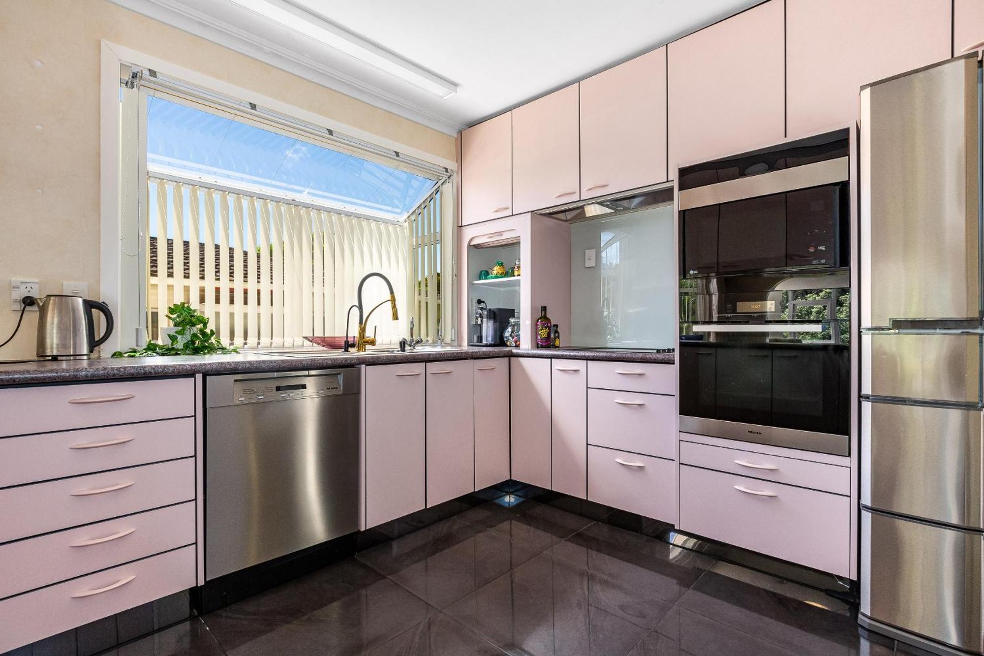 Retro 4 Bedroom Home, Warm And Welcoming, Quiet Location Porirua Zewnętrze zdjęcie