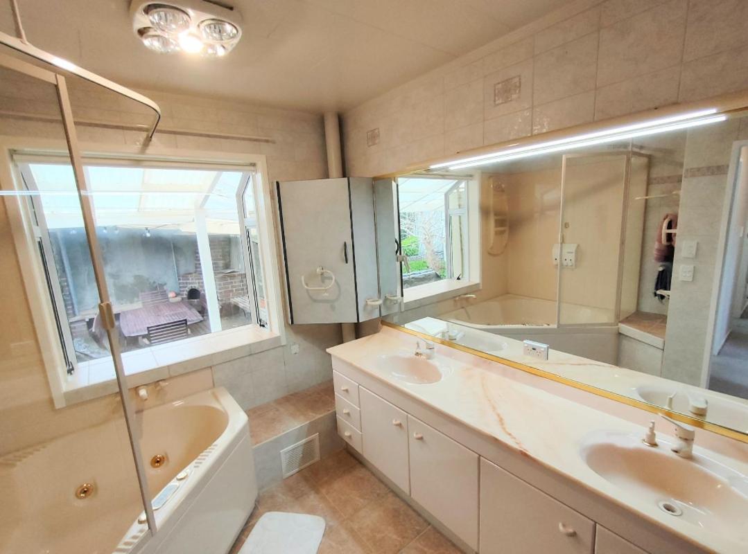 Retro 4 Bedroom Home, Warm And Welcoming, Quiet Location Porirua Zewnętrze zdjęcie