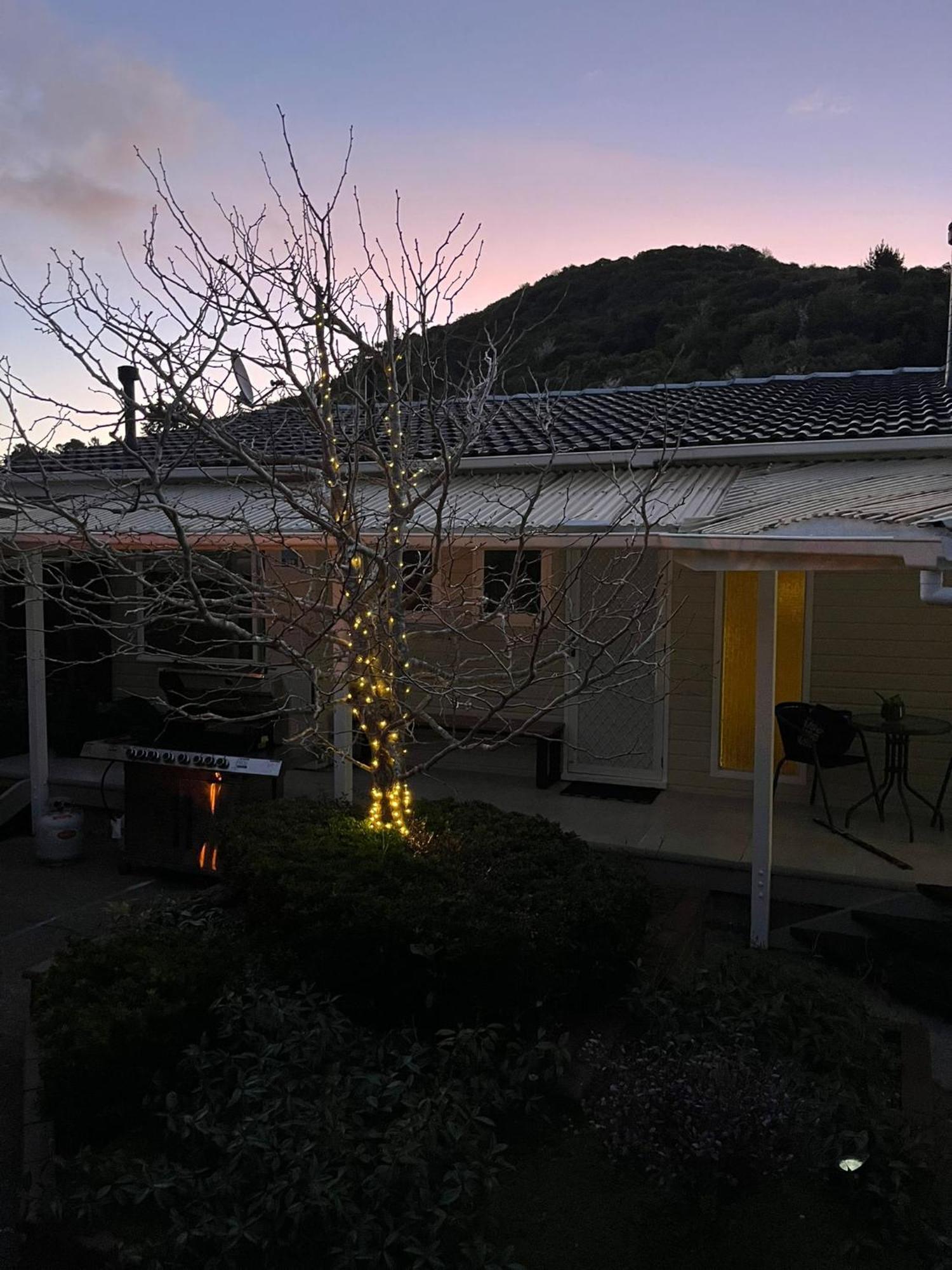 Retro 4 Bedroom Home, Warm And Welcoming, Quiet Location Porirua Zewnętrze zdjęcie